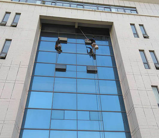 山东凯文科技学院外墙清洗(图2)